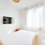 Modern - - 1br 4p
