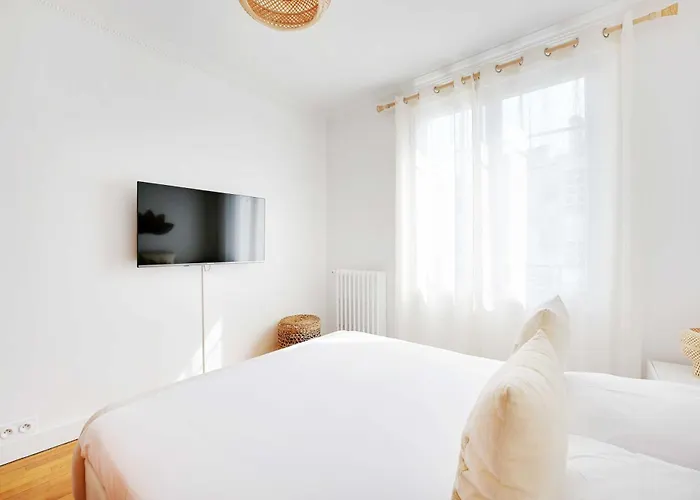 Modern - - 1br 4p